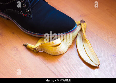 Blau Schuh der jungen Mann auf einer Bananenschale ausgerutscht. Stockfoto