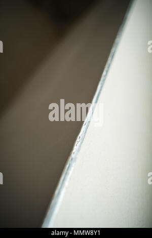 Closeup frische Putty auf der Wand Ecke angewendet, flacher Fokus Stockfoto