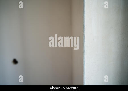 Closeup frische Putty auf die Wand aufgetragen, flacher Fokus Stockfoto
