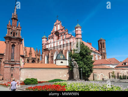 Ein Denkmal für Adam Mickiewicz, Katholische Kirche St. Anne's und Kirche Bernhardiner. Vilnius, Litauen Stockfoto