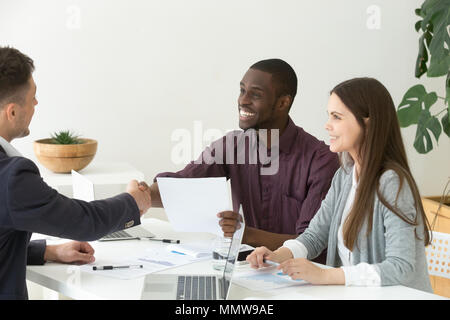 Ceo handshaking schätzen afrikanisches Projekt Team Leader für goo Stockfoto