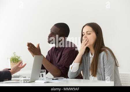 Müde, gelangweilt Geschäftsfrau Gähnen an langweiligen Meeting mit diversen Stockfoto