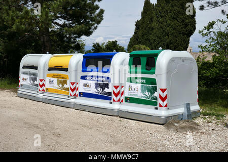 Große farbige recycling Bins für Glas, Papier und Verpackung Recycling Bins in einer Zeile, aufgereiht, Orgon, Frankreich, Stockfoto