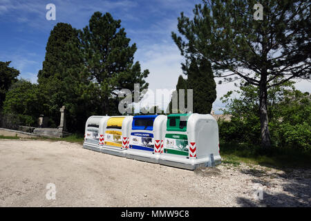 Große farbige recycling Bins für Glas, Papier und Verpackung Recycling Bins in einer Zeile, aufgereiht, Orgon, Frankreich, Stockfoto