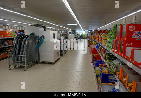 In Aldi Supermarkt mit Gängen und Kühlschränke Stockfoto