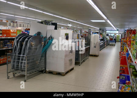 In Aldi Supermarkt mit Gängen und Kühlschränke Stockfoto