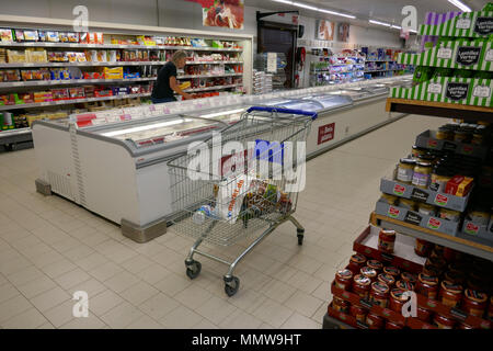 In Aldi Supermarkt mit Gängen und Kühlschränke Stockfoto