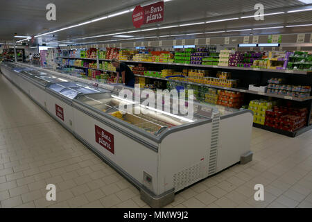 In Aldi Supermarkt mit Gängen und Kühlschränke Stockfoto