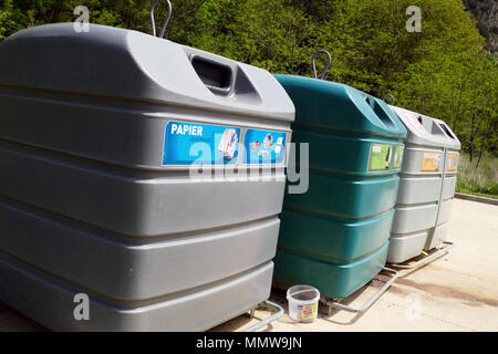 Große farbige recycling Bins für Glas, Papier und Verpackung Recycling Bins in einer Zeile, aufgereiht, Ariège, Frankreich, Stockfoto