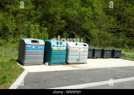 Große farbige recycling Bins für Glas, Papier und Verpackung Recycling Bins in einer Zeile, aufgereiht, Ariège, Frankreich, Stockfoto