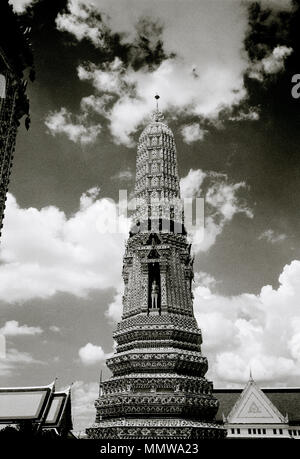Dramatischer Himmel und der Stupa Chedi des buddhistischen Tempel von Wat Arun Tempel in Bangkok, Thailand in Südostasien im Fernen Osten. Buddhistische Reisen b&w Stockfoto