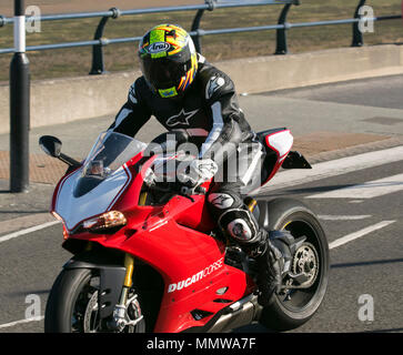 Ducati Panigale R Motorrad am Marine Drive, Southport, Großbritannien geritten Stockfoto