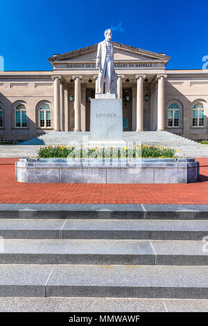 APRIL 11, 2018 - WASHINGTON DC - Statue von Abraham Lincoln vor der District of Columbia Appellationsgericht, Washington D.C. Stockfoto