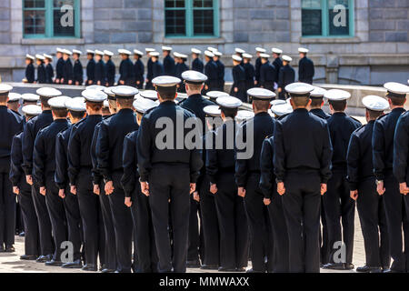 APRIL 9, 2018 - ANNAPOLIS Maryland - Midshipmen sind in Formation vor der Mittagspause, US Naval Academy in Annapolis, Maryland gesehen Stockfoto