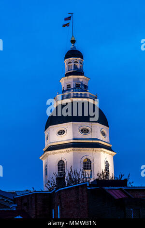 APRIL 9, 2018 - ANNAPOLIS Maryland - Maryland State Capitol ist in der Abenddämmerung über dem Main Street Annapolis, Maryland gesehen Stockfoto