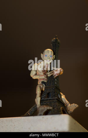 Herr der Ringe, Gollum aka Smeagol Spielzeug greifen den Eiffelturm Stockfoto