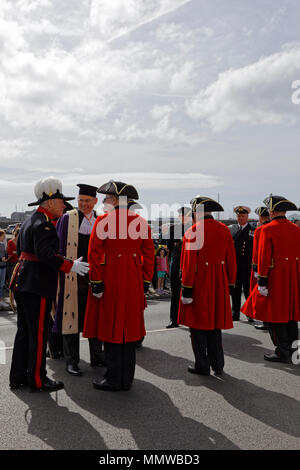 Kapitän der Invalides Nr. 4 Unternehmen Oberstleutnant Jonny Lowe MBE (links) führt eine Chelsea Rentners zu Richard Collis Gerichtsvollzieher von Guernsey Stockfoto