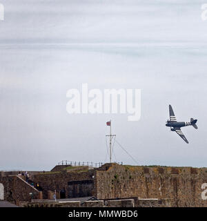 Die tatsächliche Douglas C-47 Skytrain als Dakota im Guernsey Literary and Potato Peel Pie Society Film fliegt über Castle Cornet am Jahrestag der Befreiung Stockfoto