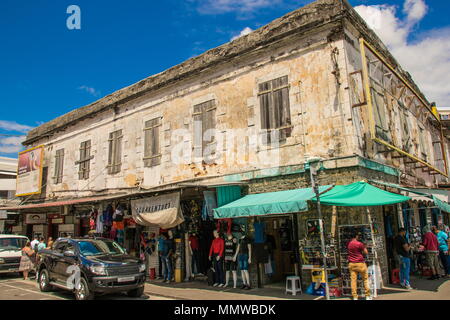 Port Louis, Mauritius - Unbekannter Touristen strömen auf den Alten Markt in der Stadt Kultur und Tradition zu erleben Stockfoto