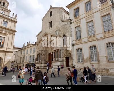 Touristen auf dem Place de la Republik vor Saint Trophime Kirche, Arles, Frankreich Stockfoto