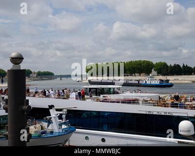 Menschen essen Mittagessen auf einem Kreuzfahrtschiff auf der Rhone, lastkahn Vorbei vorangegangen hinunter Stream, Arles, Frankreich angedockt Stockfoto