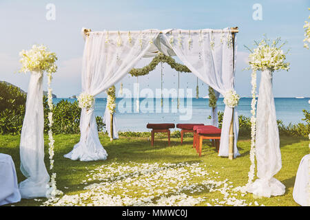 Die schöne Hochzeit mit Blumen, Blumenschmuck auf Bogen mit Panoramablick auf das Meer im Hintergrund Stockfoto