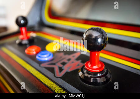 Joystick eines alten Arcade Videospiel-Coin-Op Stockfoto