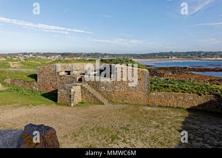 Geschützstellung an der überwiegend viktorianischen Fort Hommet bei Vazon Bay Guernsey Stockfoto