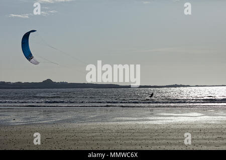 Kite Surfen bei Vazon Bay Guernsey Stockfoto