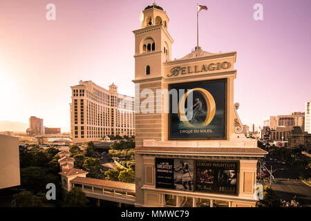 LAS VEGAS, Nevada - Mai 17, 2017: Blick auf Zeichen für Bellagio Luxury Resort in Las Vegas, Nevada mit anderen Kasinos im Hintergrund Stockfoto