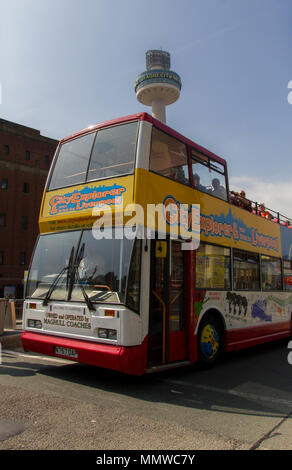 Stadt Explorer Bus mit Radio City Tower im Hintergrund, Liverpool Stockfoto