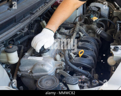 Kfz-Mechaniker arbeiten in Auto Reparatur Service Stockfoto