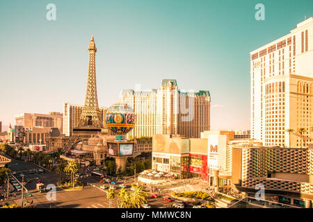 Sonnigen Blick hinunter vom Vegas Strip mit vielen berühmten Hotels, Resorts, Casinos und Geschäfte im Blick. Stockfoto