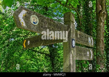 Offa's Dyke und Wye Valley Spaziergang Wanderzeichen, Wegweiser, an Heu Wye, Powys, Wales Stockfoto