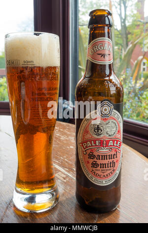 Eine Flasche und Glas Samuel Smith's Reine gebraut Organische Pale Ale in der Alten Brauerei Tadcaster in North Yorkshire England gebraut Stockfoto