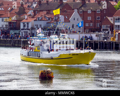 Sommer Queen Sportboot aus Whitby Hafen mit Touristen auf einen frühen Frühling Meer Reise Stockfoto