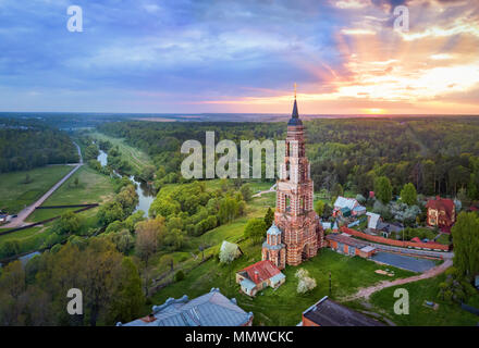 Glockenturm (1895-1899 erbaut) auf Ivanova Gora in Glubokovo Dorf auf Nara River Side entfernt, Moskau, Russland oblat (Luftbild) Stockfoto