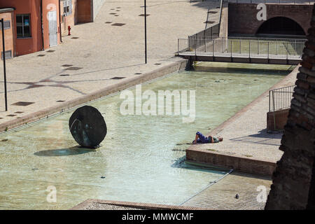 Bologna, Italien - 15 April 2018:. Ein unbekannter Mann entspannt unter der Sonne in der modernen Stadt Platz. Am Nachmittag in der Innenstadt entspannen Stockfoto