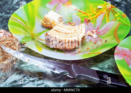 Halbe Kuchen auf dem Teller gegessen Stockfoto