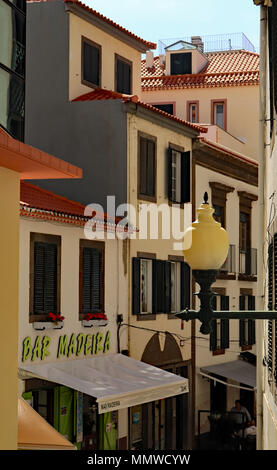Auf eine der Seitenstraßen auf der portugiesischen Insel Madeira, Die Bar Madeira in Funchal auf der Insel Madeira selbst versteckt. Stockfoto