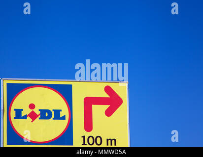 Werbung Sign deutschen Haushalt low cost Supermarkt Lidl in 100 Meter gegen den blauen Himmel Stockfoto