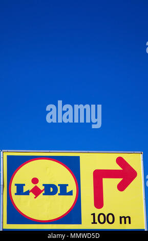 Werbung Sign deutschen Haushalt low cost Supermarkt Lidl in 100 Meter gegen den blauen Himmel Stockfoto