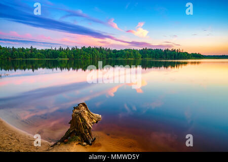 Helle Sonnenuntergang an einem See. Stockfoto