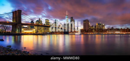 Brooklynbridge und Manhattan in der Dämmerung Stockfoto