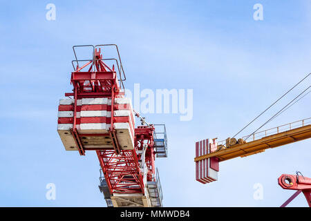 Die erhebende Kran gegen den dunklen Himmel. Stockfoto