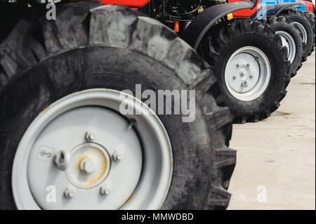 Landwirtschaftliche Maschinen, die Räder in einer Reihe Stockfoto