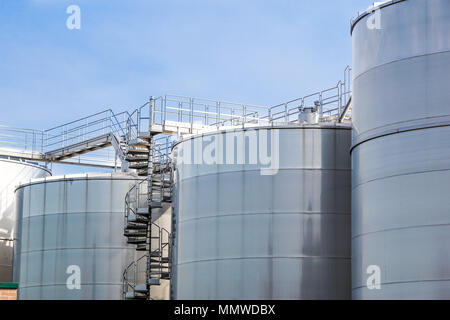 Silos für landwirtschaftliche Erzeugnisse des Getreidesektors Stockfoto