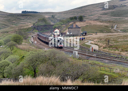 Dampflokomotive Britisch Indien Pässe Blea Moor signal Box auf der Settle-Carlisle Railway Line mit einem 'Dalesman' besondere Zug, North Yorkshire,. Stockfoto