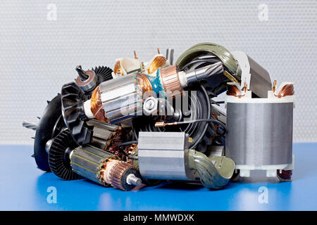 Details von Power Tools auf blauem Hintergrund. Stockfoto