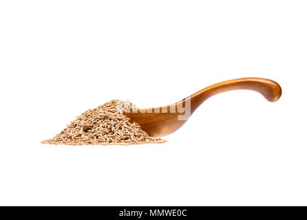 Kreuzkümmel in der Löffel aus Holz, auf weißem Hintergrund. Stockfoto
